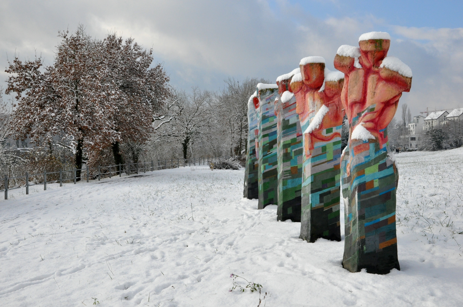 Skulpturen am Rheinuferrundweg am Adelberg in Rheinfelden (Baden) im Winter